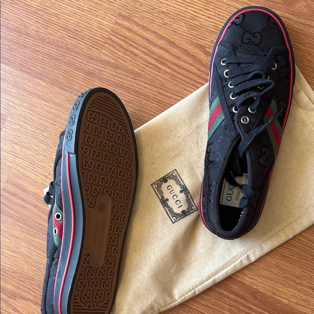 Gucci Black Sneakers with Classic Lace-Up Style